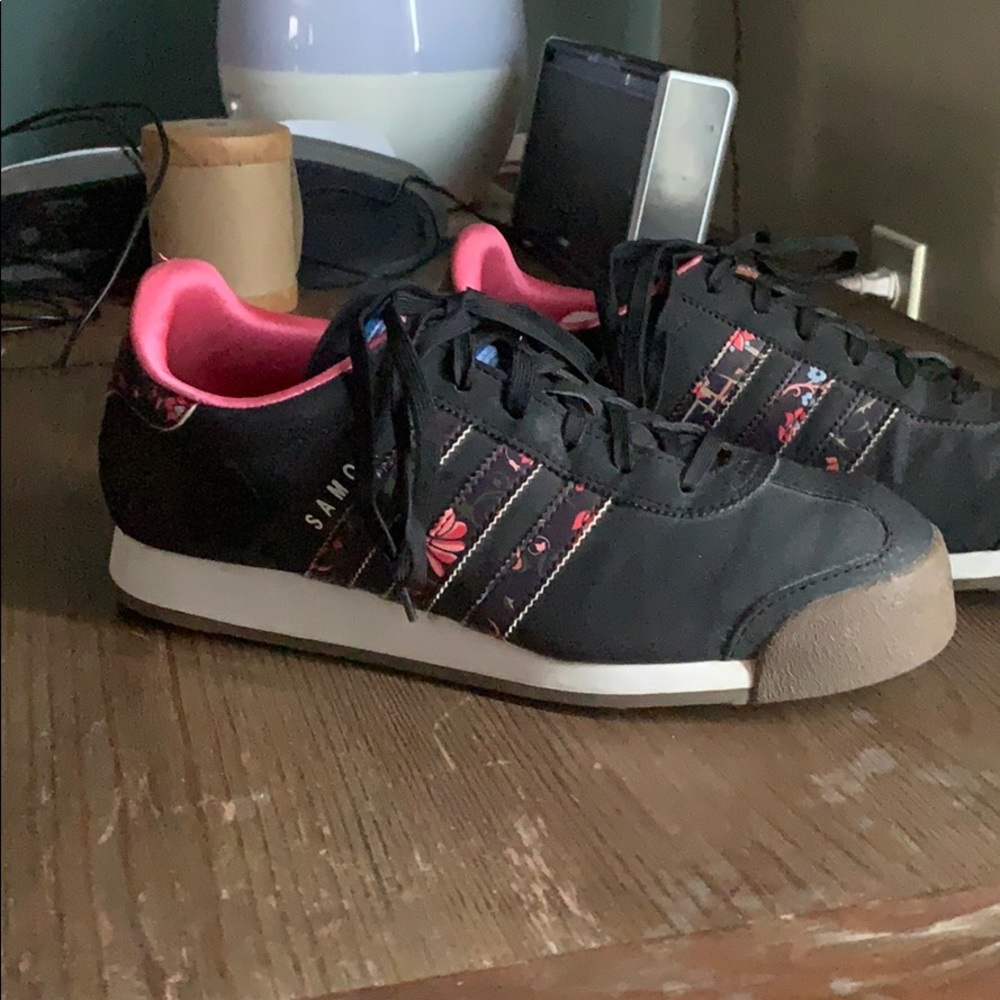 Black/Floral Adidas Samoa
